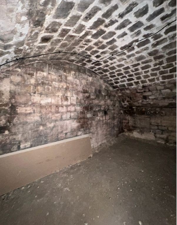 Cave Saine de 14m carré, Grande Hauteur sous plafond, Rue Amelot 75011 à Paris 11e