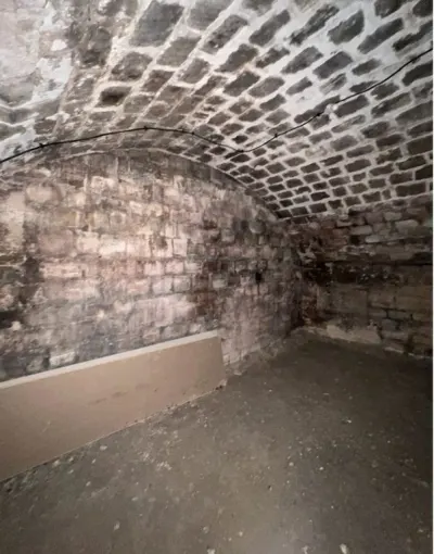 Photo 1 de Cave Saine de 14m carré, Grande Hauteur sous plafond, Rue Amelot 75011