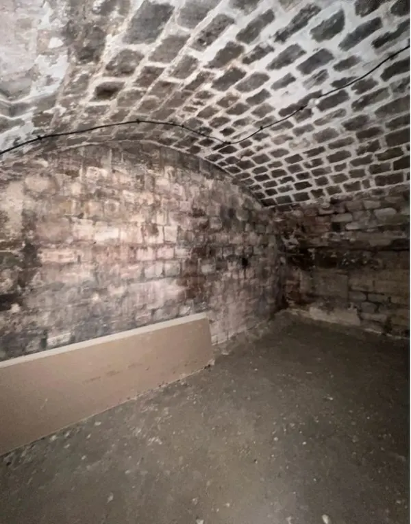 Cave Saine de 14m carré, Grande Hauteur sous plafond, Rue Amelot 75011 à Paris 11e