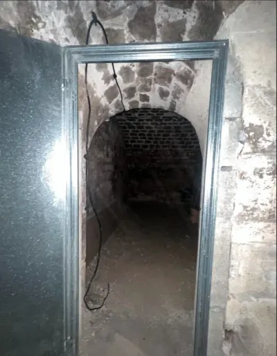 Photo 2 de Cave Saine de 14m carré, Grande Hauteur sous plafond, Rue Amelot 75011