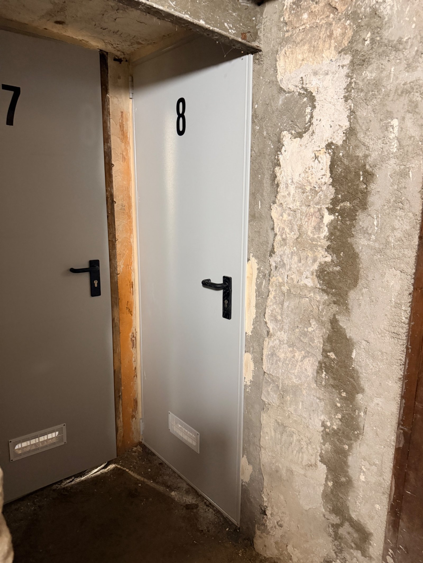 Cave à louer - bat C porte 8 - paris 18 / montmartre - au pied du sacré-cœur - saine et sécurisée à Paris 18e