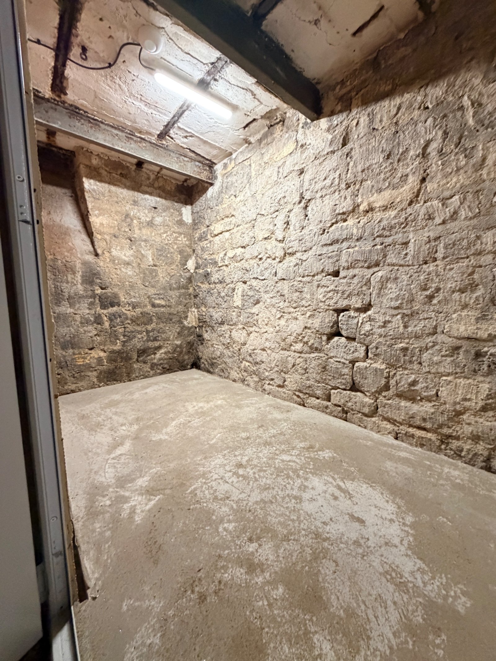 Photo 2 de Cave à louer - bat C porte 8 - paris 18 / montmartre - au pied du sacré-cœur - saine et sécurisée