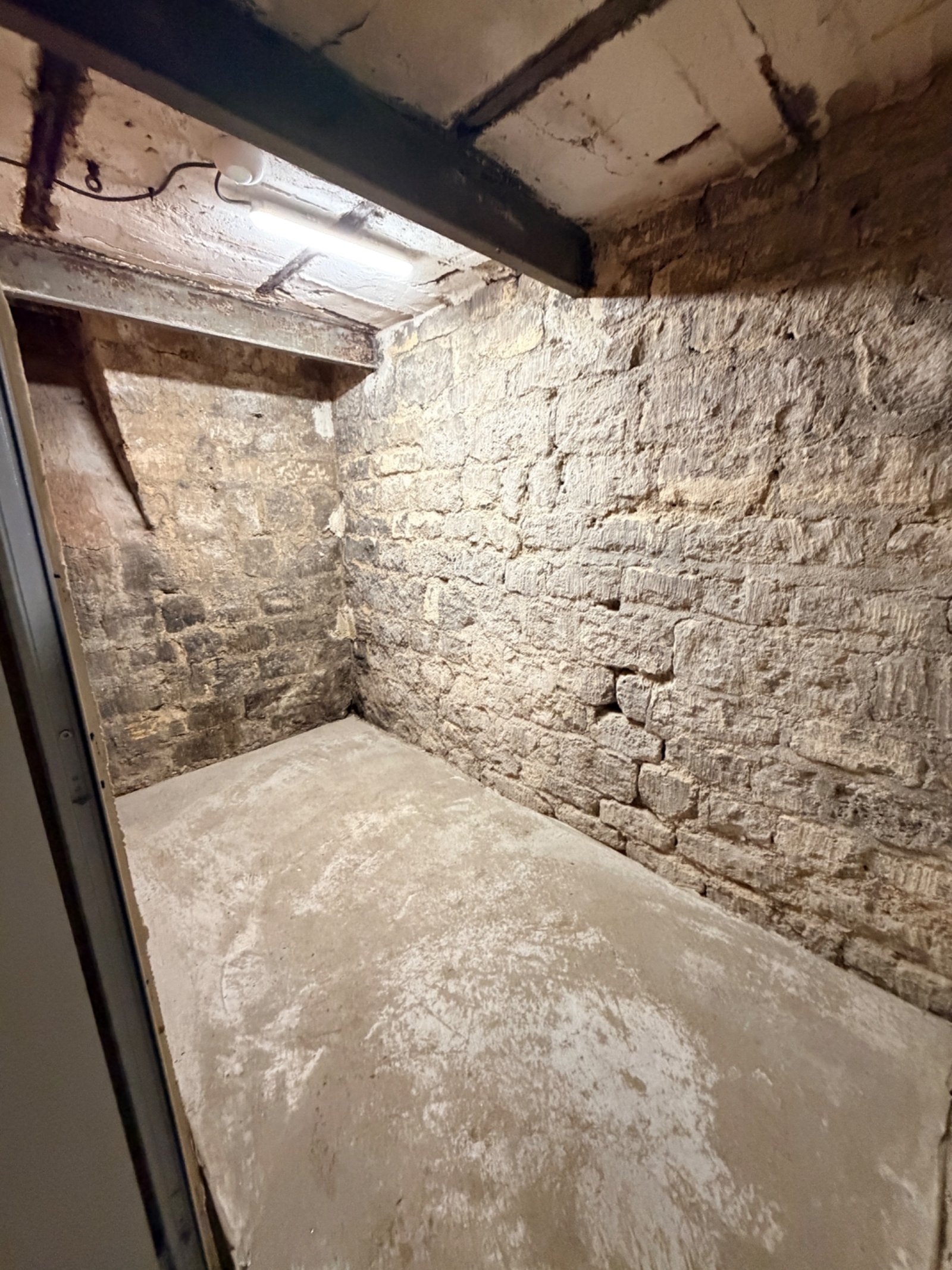 Photo 3 de Cave à louer - bat C porte 8 - paris 18 / montmartre - au pied du sacré-cœur - saine et sécurisée