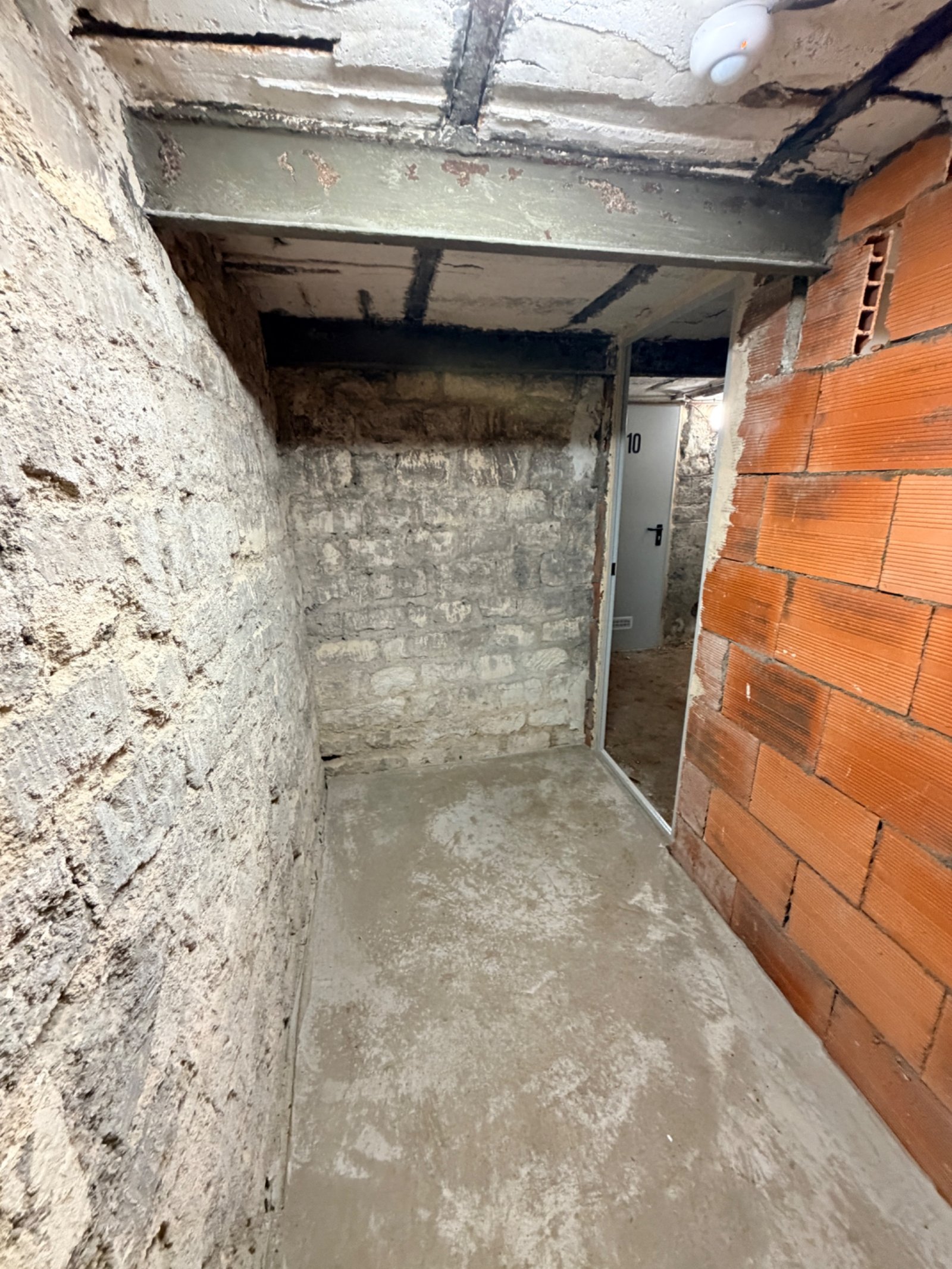 Photo 5 de Cave à louer - bat C porte 8 - paris 18 / montmartre - au pied du sacré-cœur - saine et sécurisée