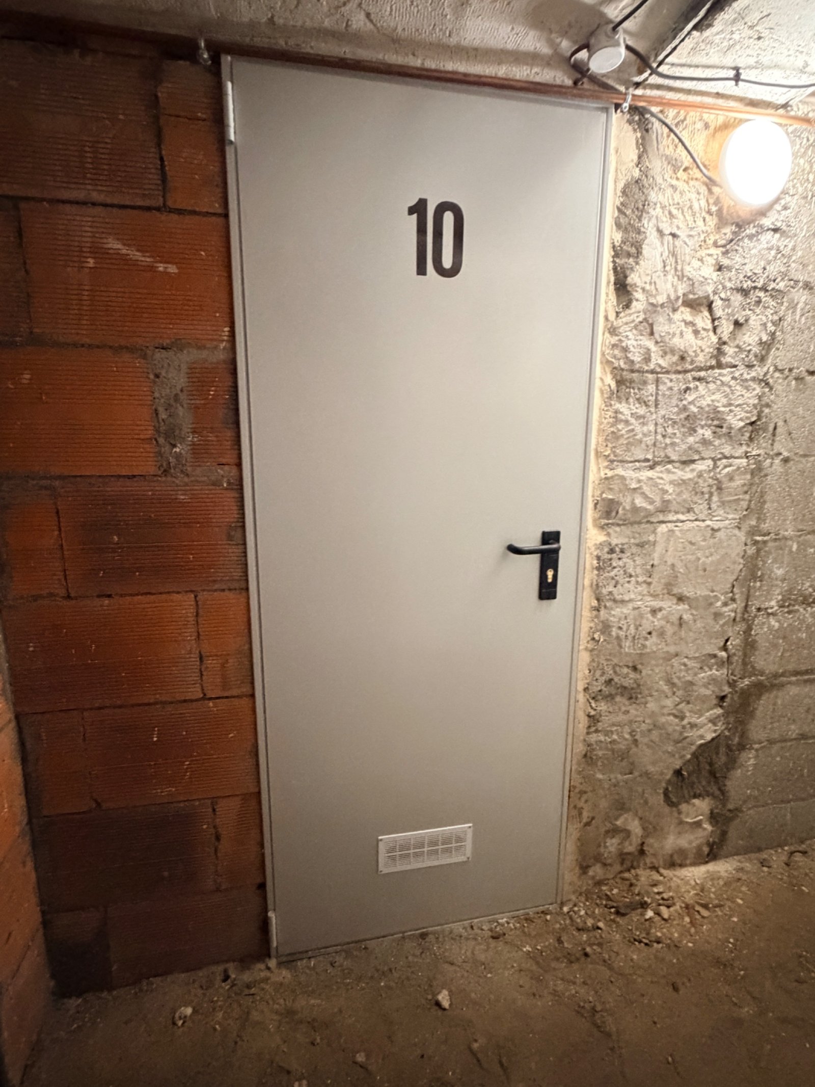 Cave à louer - bat C porte 10 - paris 18 / montmartre - au pied du sacré-cœur - saine et sécurisée à Paris 18e